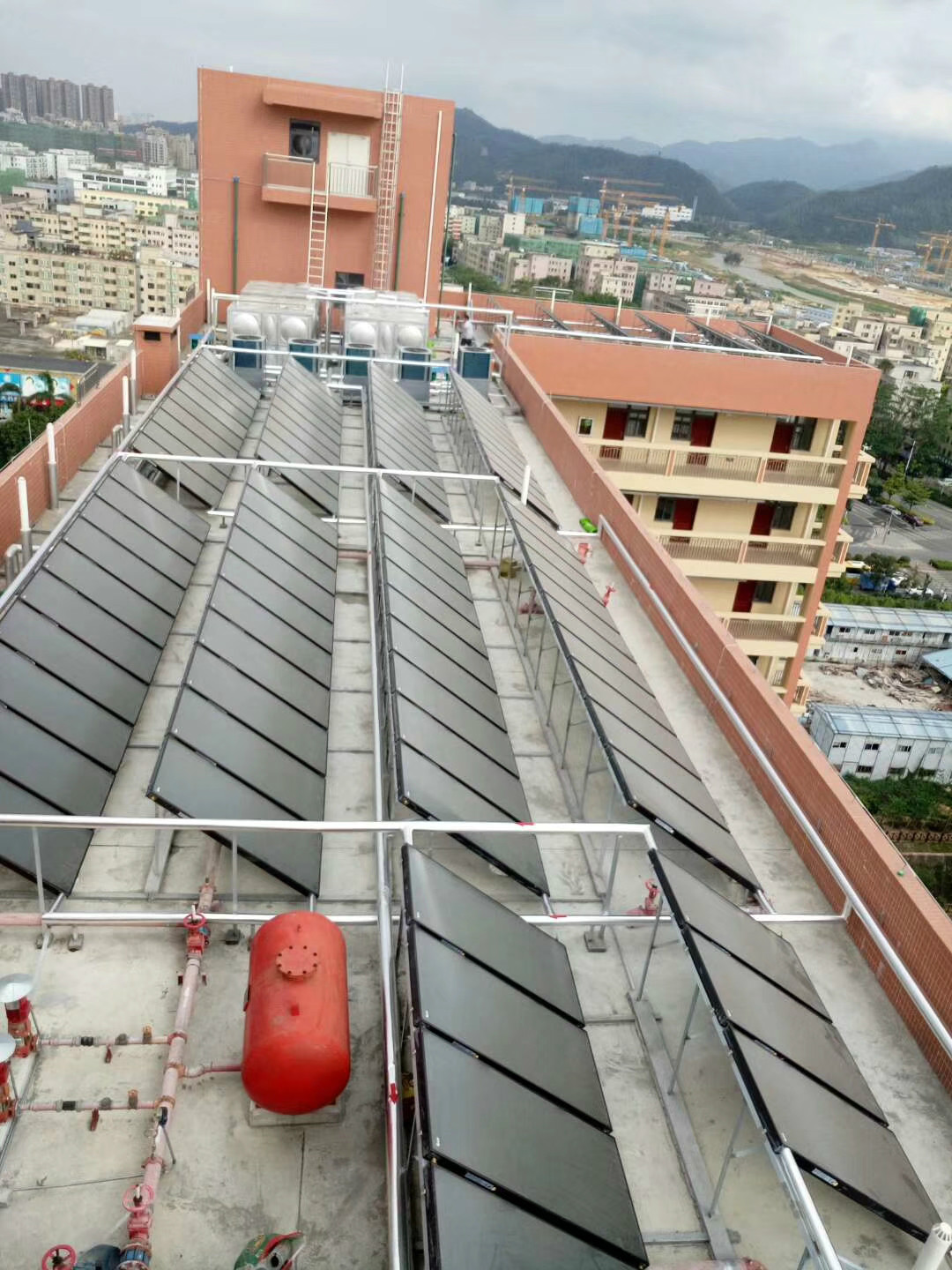 平板太陽能配空氣能熱水器